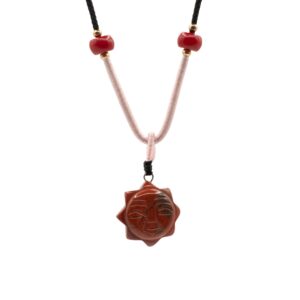 Collana con cordino e pendente in pietra – Sole con volto in corniola