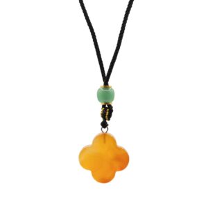 Collana con cordino e pendente in pietra – Quadrifoglio in giada rossa